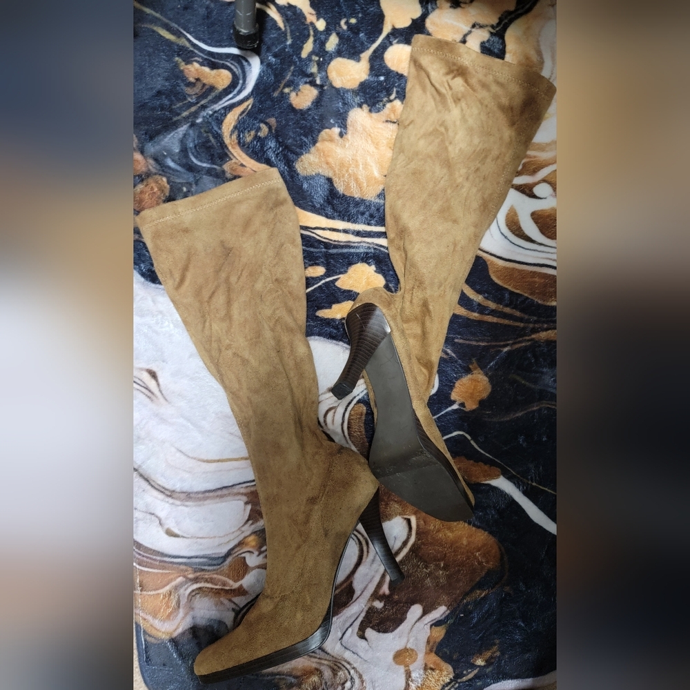 ellemenno Tan Suede Knee-High Pointed-Toe Stiletto Boots - Picture 3 of 5